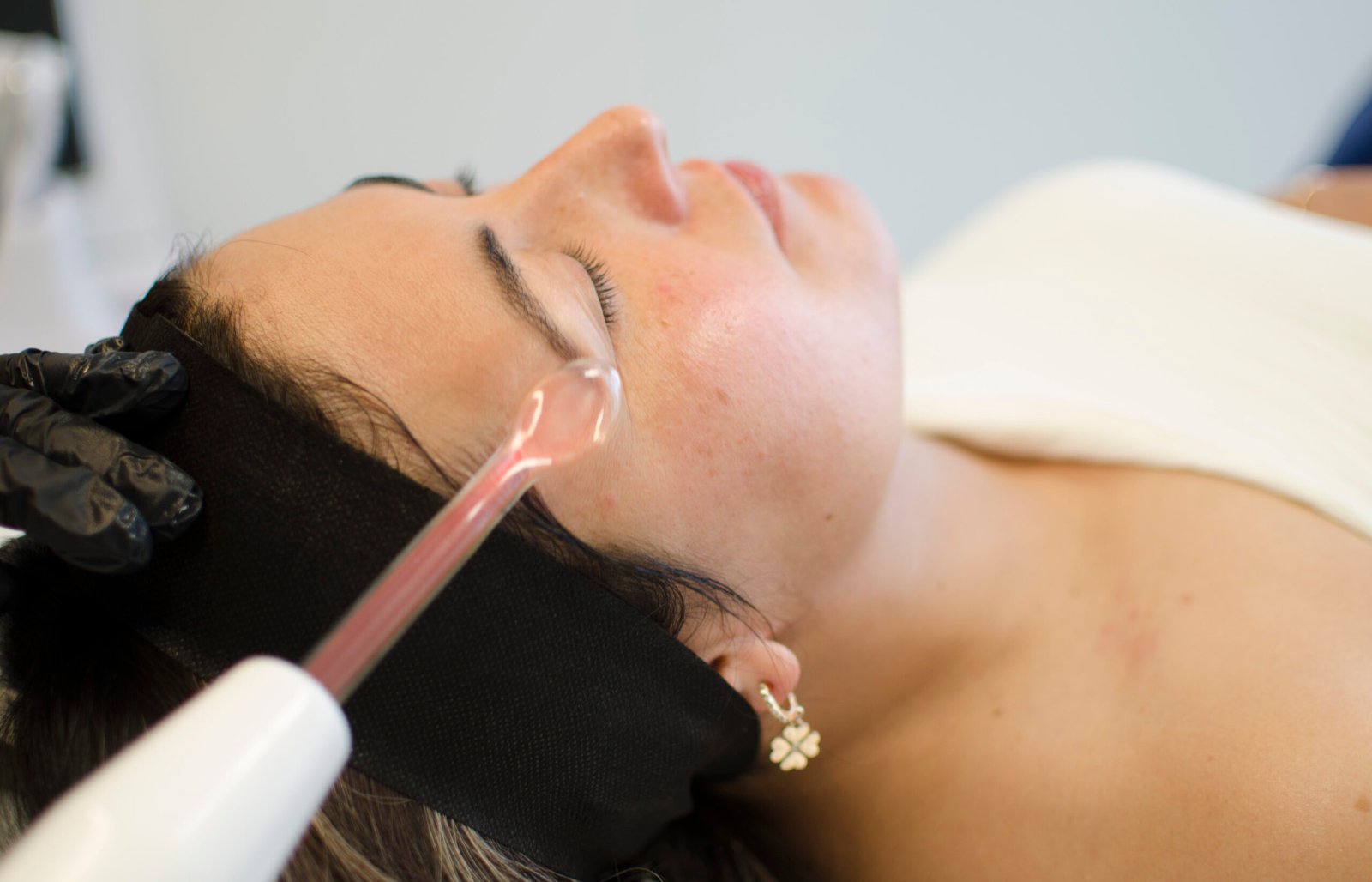 Limpieza facial a mujer con instrumento